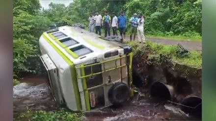 Tourists traveler bus falls into river bed in Dapoli All passengers safe Tourists traveler bus falls into river bed in Dapoli All passengers safe