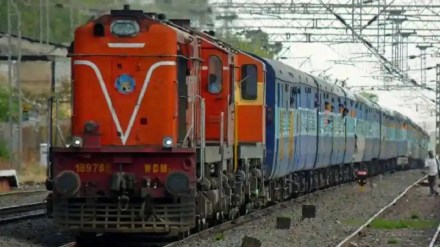 Mumbai howrah train accident marathi news