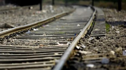 railway line suicide marathi news