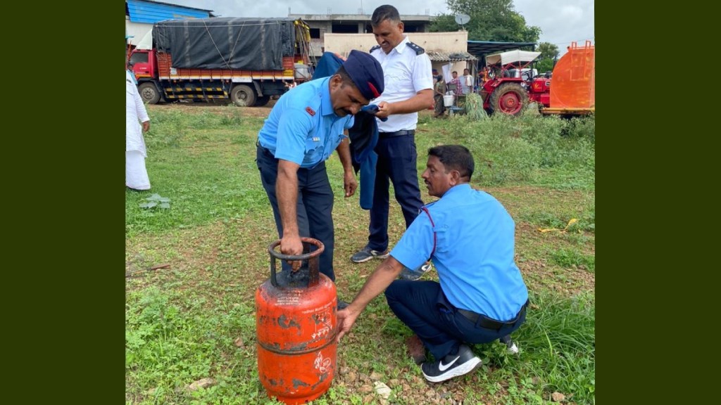 lpg cylinder caught fire in mauli palkhi ceremony