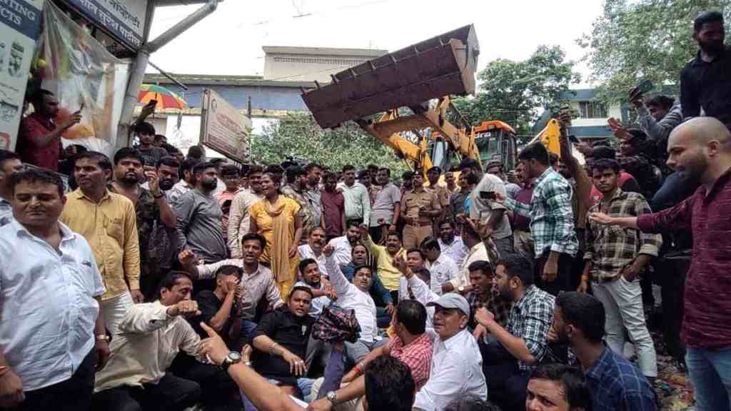 Dombivli, Kalyan Dombivli municipality, illegal building, Radhai complex, demolition, Manpada police, court order, police security, Bombay High Court, fake documents, BJP opposition, land owner, fir against mobs including residents
