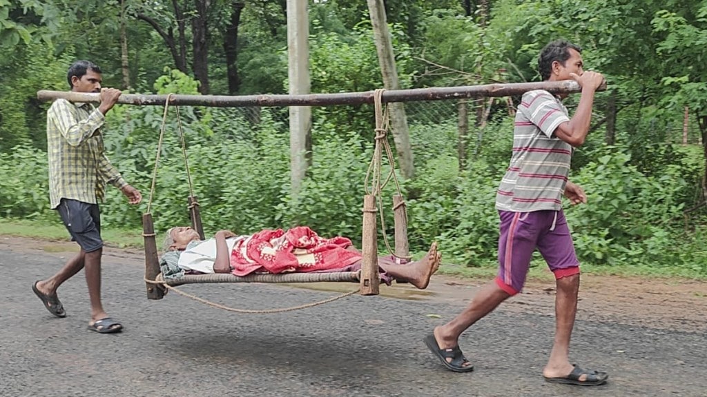 A cot handle to take the injured father to the hospital after falling while doing farm work in gadchiroli A cot handle to take the injured father to the hospital after falling while doing farm work in gadchiroli