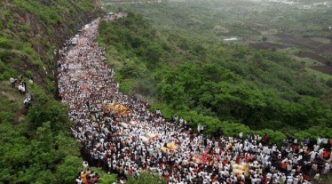 File photo of lakhs of Warkaris crossing the Dive ghat near Saswad along with Sant Dnyaneshwer Palkhi during the month-long annual Pandharpur pilgrimage. (Express photo by Arul Horizon)
