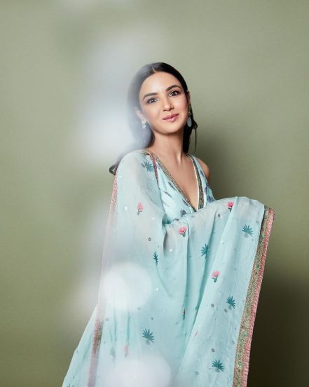 jasmin-bhasin-contact-lenses
