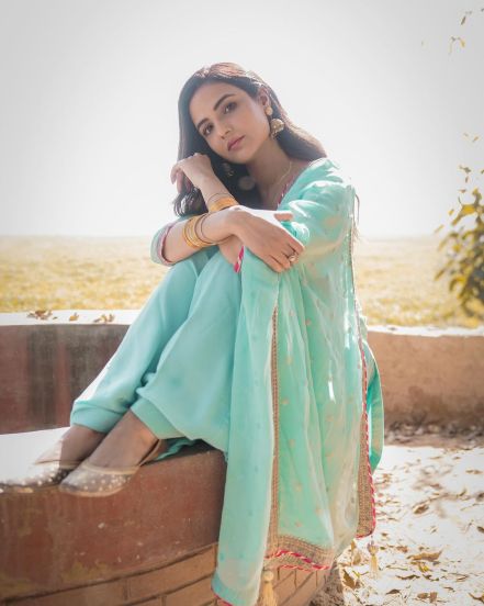 jasmin-bhasin-contact-lenses