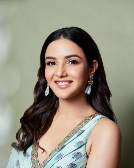 jasmin-bhasin-contact-lenses