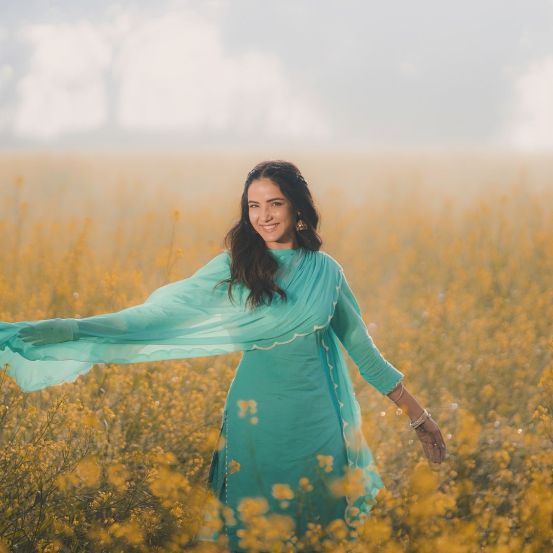 jasmin-bhasin-contact-lenses