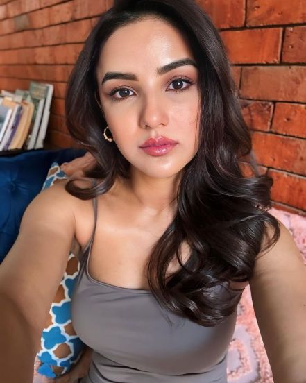 jasmin-bhasin-contact-lenses