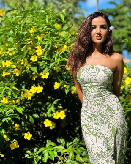 jasmin-bhasin-contact-lenses