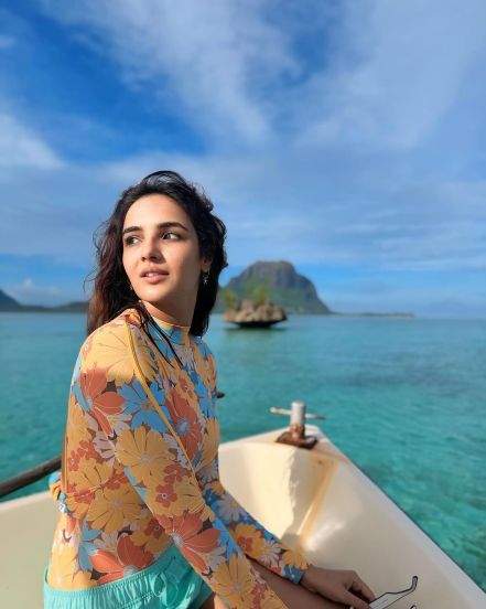 jasmin-bhasin-contact-lenses