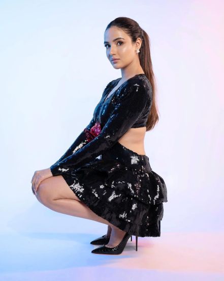 jasmin-bhasin-contact-lenses