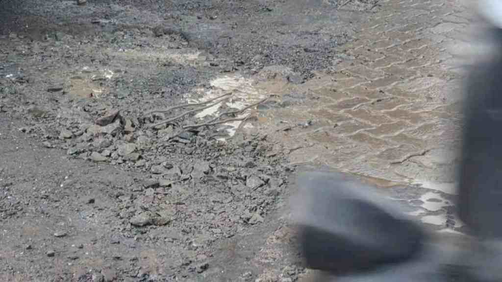 Govindwadi road, Kalyan, iron bars, concrete road, accident risk, two-wheeler, heavy vehicle, waterlogging, Kalyan Dombivli Municipal Administration, passenger safety,