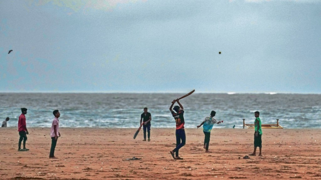 mumbai rain citizens rushed to the nearby tourist spots and mall on holiday