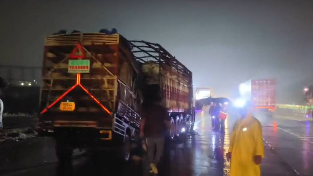 Accident on Mumbai Pune Expressway, Tempo collides with truck