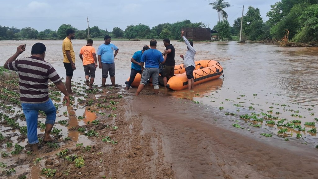 Nine persons trapped in flood water in Awar were rescued by the teams of Natural Disaster Prevention Department