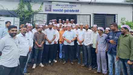 Nashik, Ambad, farmers, sit in protest, Chunchale Chowki, police station, foot march, Mumbai, industrial estate, land mafias, chemical effluents, sewage treatment plant, nashik news, marathi news, latest news,