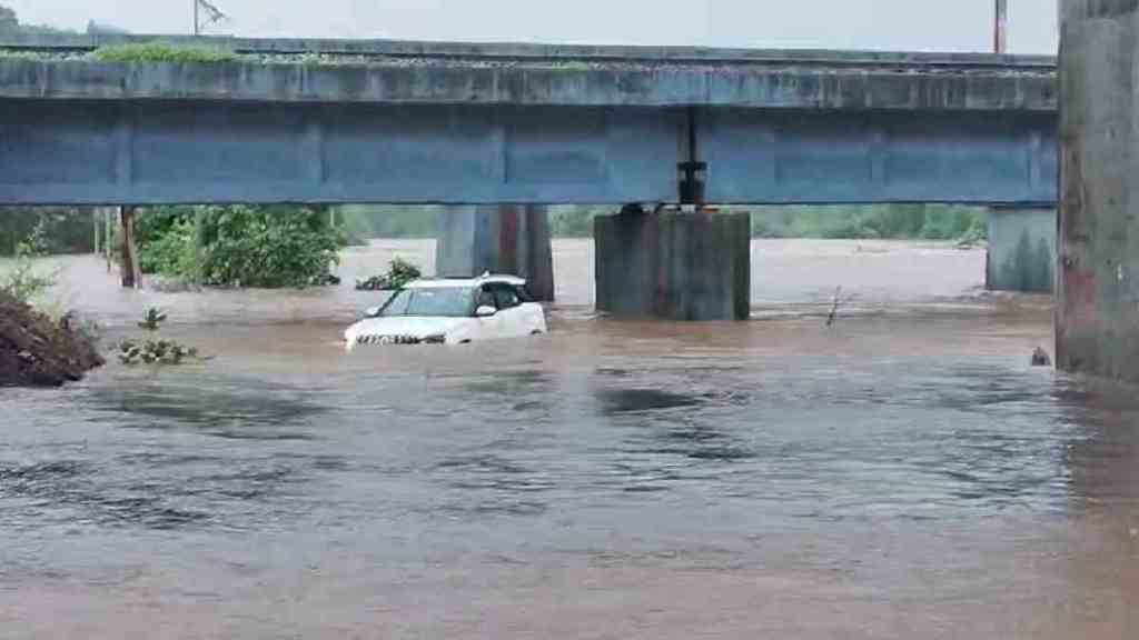 Panvel, heavy rain, Gadhi river, Nandgaon bridge, waterlogging, traffic disruption, school holiday, municipal corporation, high tide, river overflow, Panvel Municipal Commissioner, panvel news,