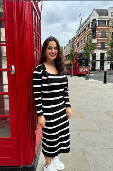 priya bapat iconic photoshoot at red phone booth