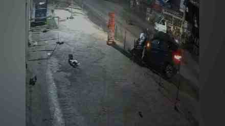Pune, tempo hit by Luxury Car, Saurabh Gaikwad, Bandu Gaikwad, Sharad Pawar ncp, speeding car, tempo accident, chickens, Mundhwa, injured, hospital, case registered, alcohol investigation, Hadapsar police,