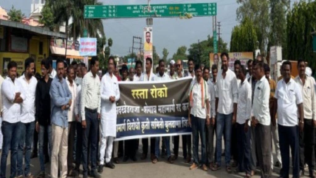 Hundreds of farmers on road in chikhali block the road against Bhaktimarga