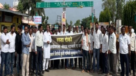 Hundreds of farmers on road in chikhali block the road against Bhaktimarga