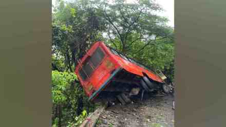 ST Bus accident, st bus accident on Alibag Pen Route, st bus Overturns on Alibag Pen Route, Passengers Safe, Minor Injuries Reported,