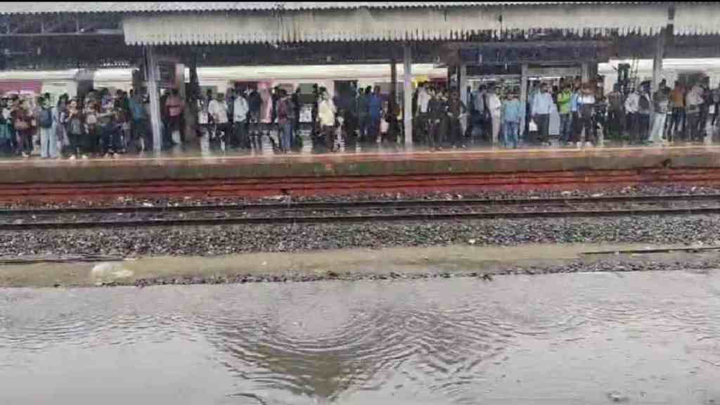 Thane railway station, thane Platform number five, Waterlogging at Thane s Platform 5, Passenger Disruption Amid Monsoon, thane news, latest news, loksatta news,