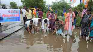 Yavatmal, Vanchit Bahujan Aghadi, protest, potholes, continuous rains, Darda Nagar railway crossing, city council, road maintenance, accidents, fish release, yavatmal news, marathi news, latest news,