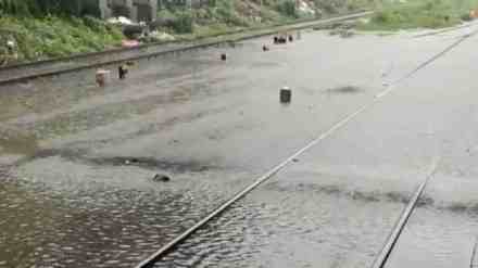 nandurbar, Nawapur, heavy rain, flooding, Surat-Bhusawal railway line, rural areas, communication lost, Rangavali river, traffic blocked, Nagpur-Surat National Highway, low-lying areas, power supply interrupted, crops, Baliraja, Islampura, citizens, knee-deep water, Nandurbar news, marathi news, latest news,