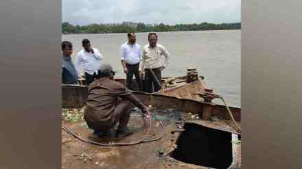 Dombivli, sand mafia, Dombivli Revenue Officials, illegal sand extraction, Destroy Illegal Ulhas Bay, Deepak Gaikwad,