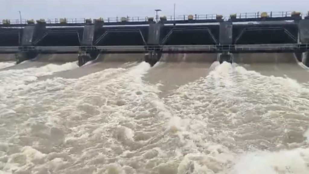 Increase in discharge from four dams in Nashik Gangapur at 75 percent