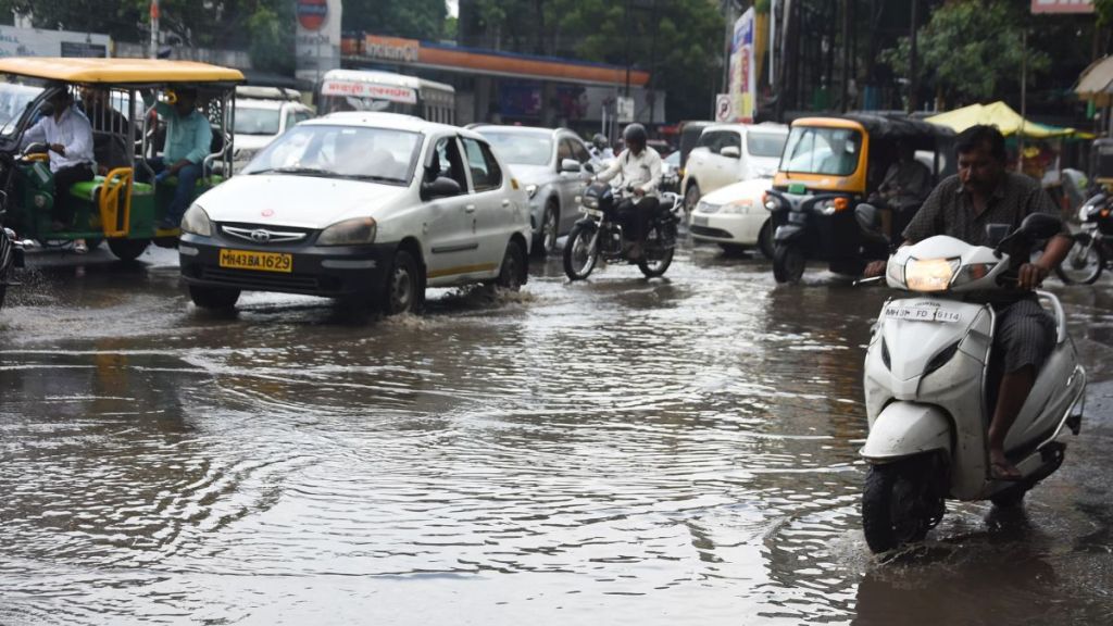 Stormy rain in Nagpur roads under water in few minutes Stormy rain in Nagpur roads under water in few minutes
