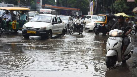 Stormy rain in Nagpur roads under water in few minutes