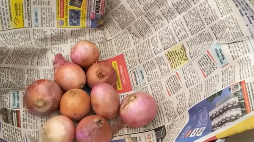 kitchen jugad video easy ways to prevent onion rot during monsoon