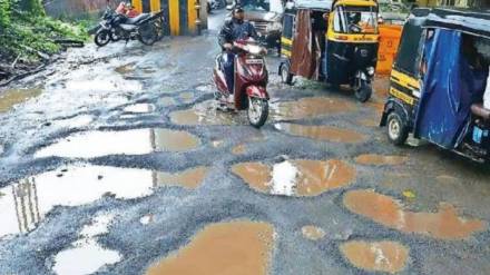 due to potholes yong man died in dharashiv city local organizations becomes aggressive