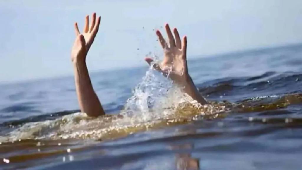 fire brigadetwo two people were stuck in river saved from Bhide pool , Karvenagar area, pune