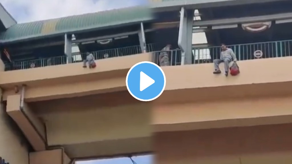 Man commits suicide by jumping from delhi metro station cisf personnel catch him video viral Man commits suicide by jumping from delhi metro station cisf personnel catch him video viral