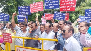 Retired police protest in front of Police Commissioner office to Nitesh Rane statement