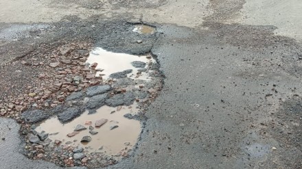 due to potholes yong man died in dharashiv city local organizations becomes aggressive