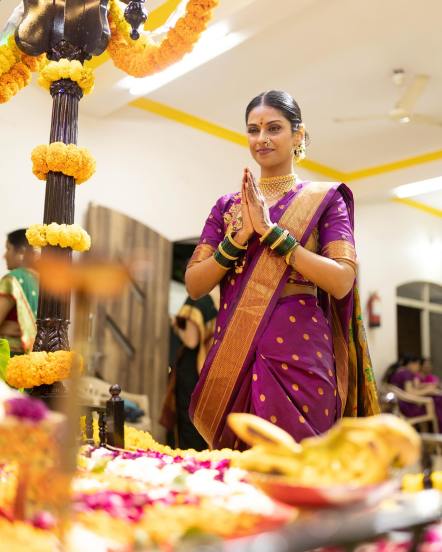 अभिनेत्रीने वेलवेट कलरची नऊवारी साडी नेसली होती. ज्यावर सुंदर असा हार आणि मोठं मंगळसूत्र घातलं होतं.
