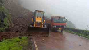 rajapur, Anuskura Ghat, Landslide in Anuskura Ghat, traffic disruption in anuskura ghat, landslide, Mumbai Goa highway, roadblock, Public Works Department, soil removal,