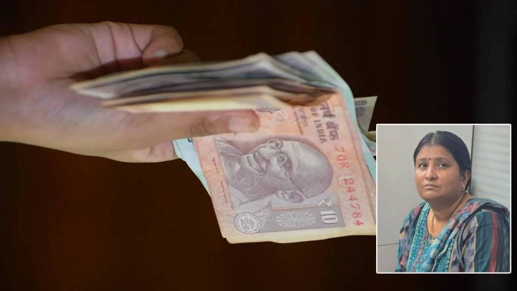 women officer from salary provident fund team caught while accepting bribes