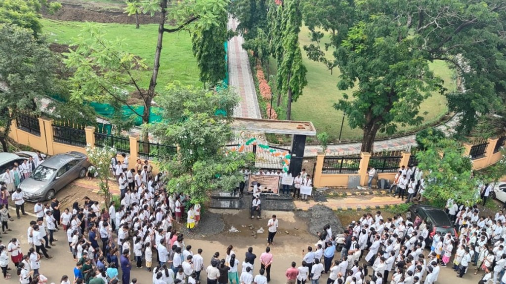Nagpur resident doctors protest marathi news