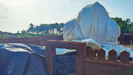 case against sculptor and consultant marathi news