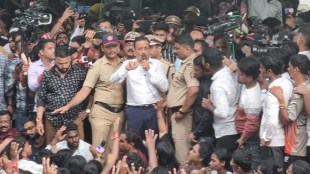 girish mahajan,protestors,badlapur railway station