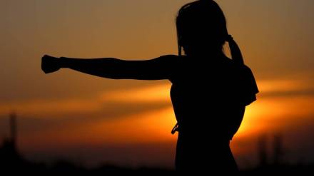 brave girl beat roadside romeo for teasing her mother brave girl beat roadside romeo for teasing her mother