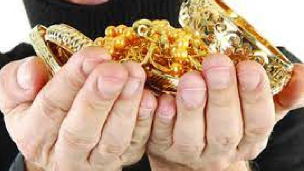 42 lakhs of gold given to make jewelery stolen by artisans Pune crime news 42 lakhs of gold given to make jewelery stolen by artisans Pune crime news