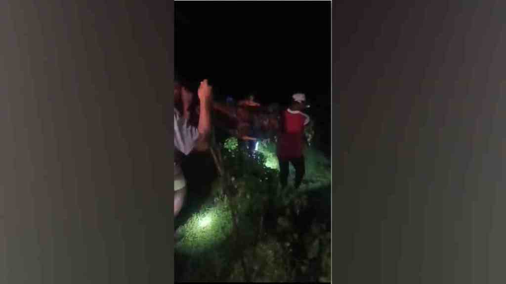 raigad, Chimbhave Gram Panchayat, Mahad Taluka, dead body Carried in bedsheet, Dhangar Wadi, no road, footpath, 5-6 kilometers,