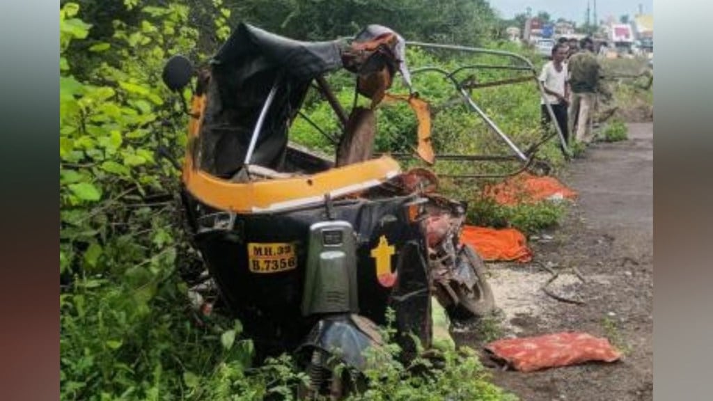 An unidentified truck collided with a rickshaw on the Nagpur to Mumbai highway