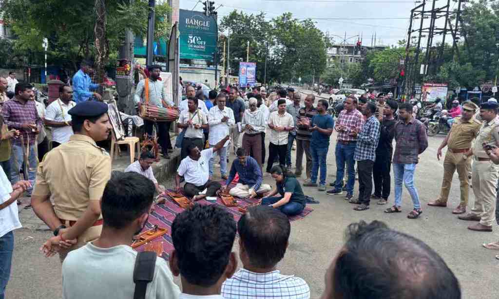 Nagpur, Congress, BJP, Poster War, South-West Nagpur, Municipal Administration, Charkha Sangh, Protest, Election Campaign, Gandhi’s Ideology,